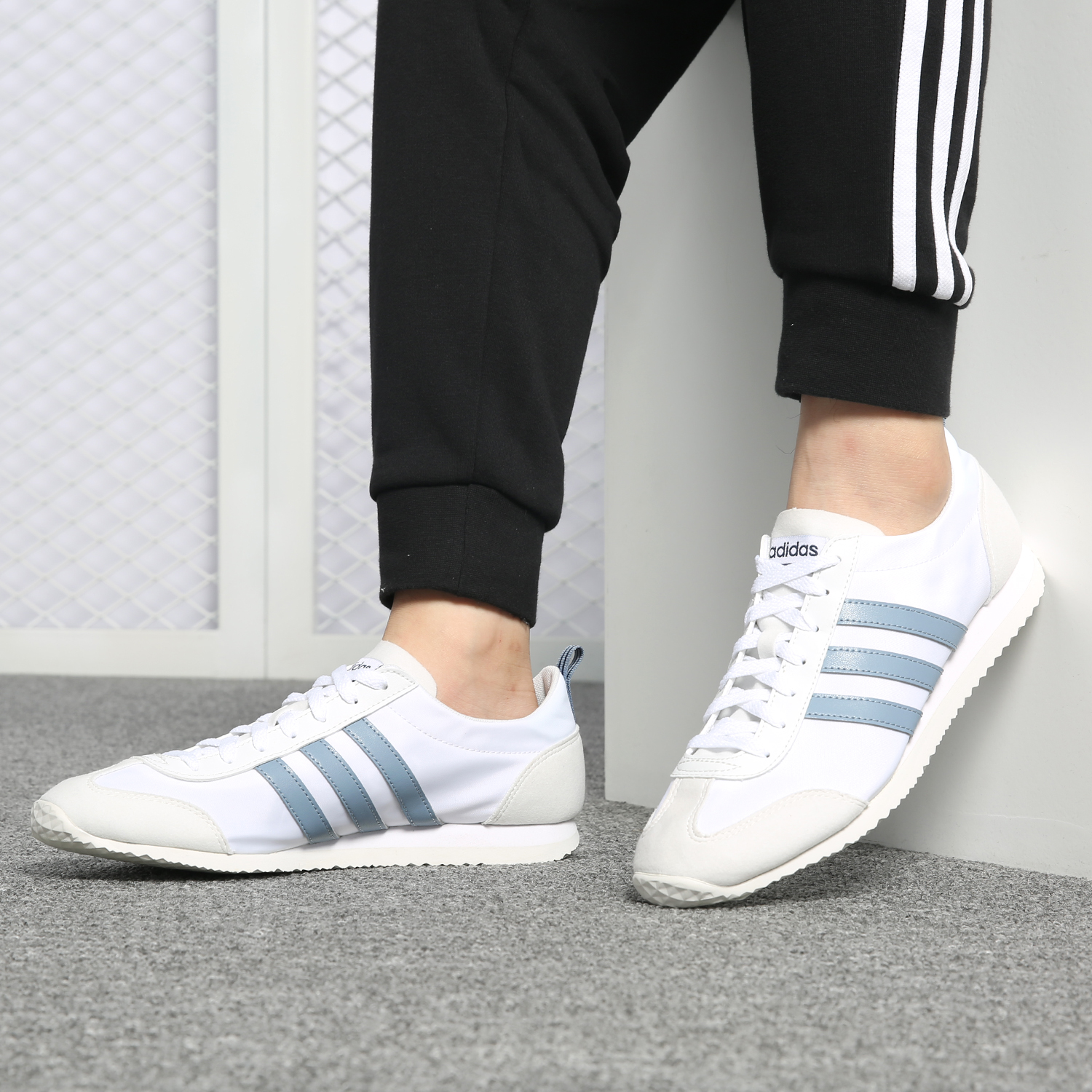 阿迪达斯男女休闲运动鞋