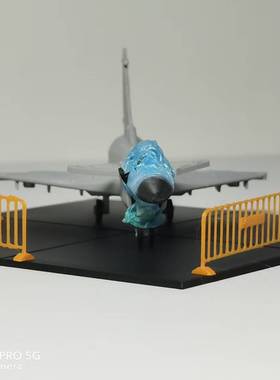 蓝色塑料布下的歼10战斗机模型珠海航展限定款飞模型场景地台定制