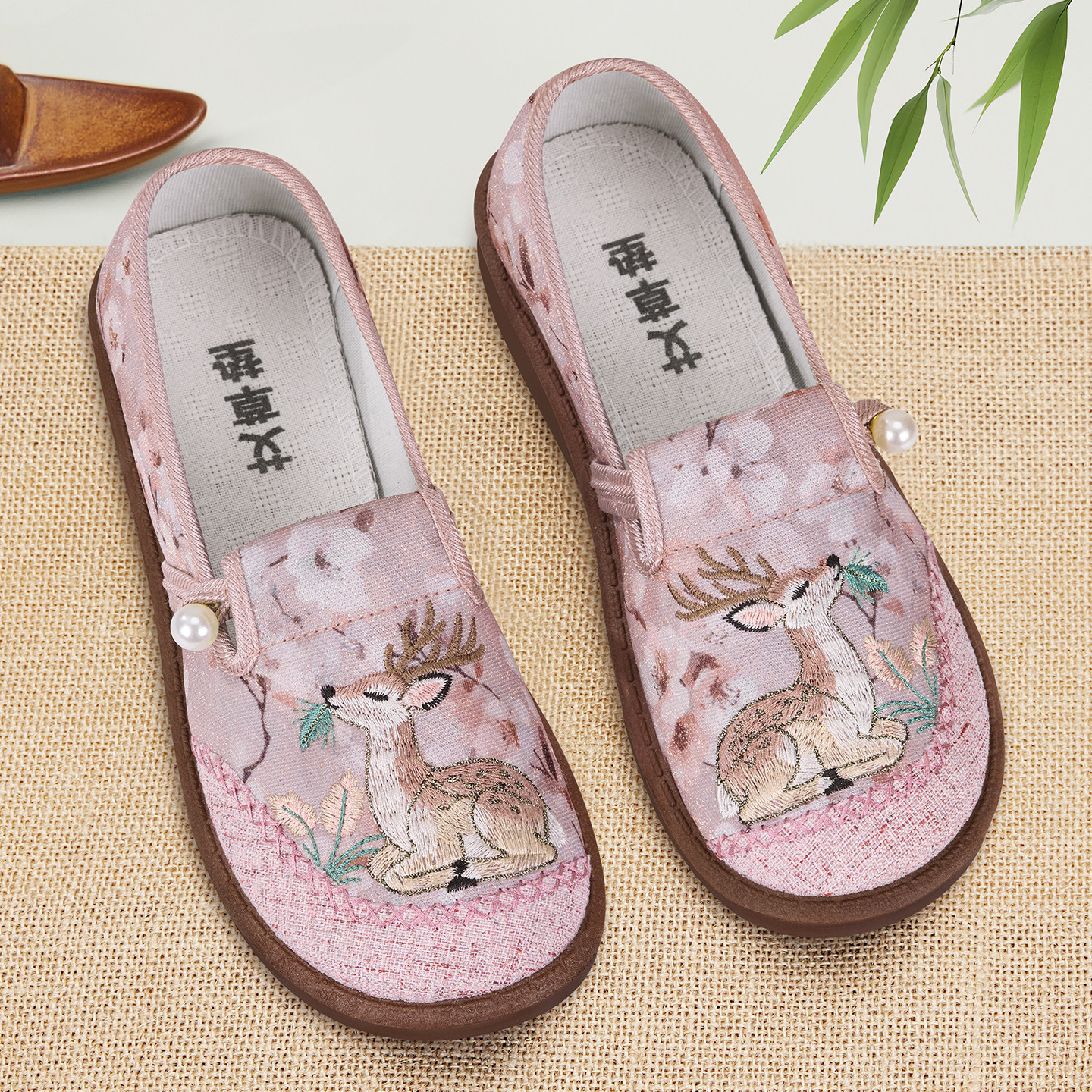 老北京布鞋女春2026新款透气轻便中老年防滑妈妈鞋软底舒适绣花鞋