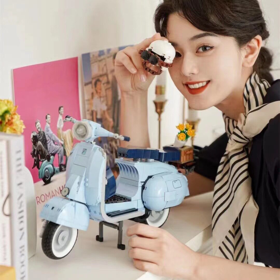 10298 Vespa韦士柏125踏板摩托车小绵羊男孩女孩拼装积木玩具模型