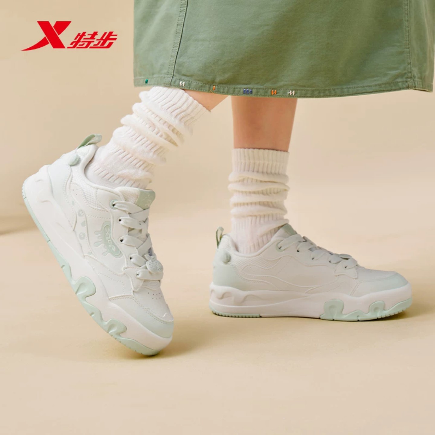 特步牛奶鞋板鞋女鞋小白鞋