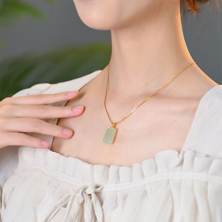 仿和田玉石项链女款方糖平安无事牌吊坠高级设计感小众春夏锁骨链