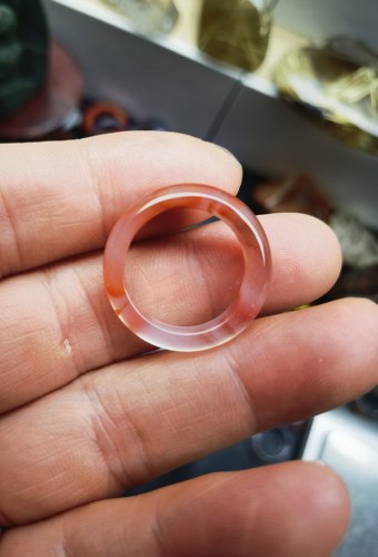 天然保山冰种飘花南红原石雕刻戒指圈口18.1条宽4.8重2.4克一物
