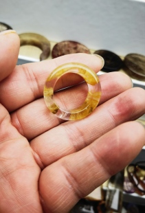 天然水晶原石特色金黄料雕刻戒指圈口18.9条宽8.6重7.4克