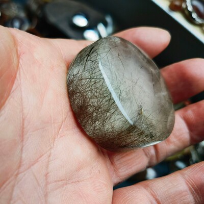 天然发晶原石圆牌镯心雕料摆件把玩直径42.3厚18.5重63.3克