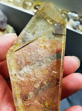 天然发晶嫩黄水晶闪灵原石打磨摆件尺寸100.2*43.2*25.5重154.1克