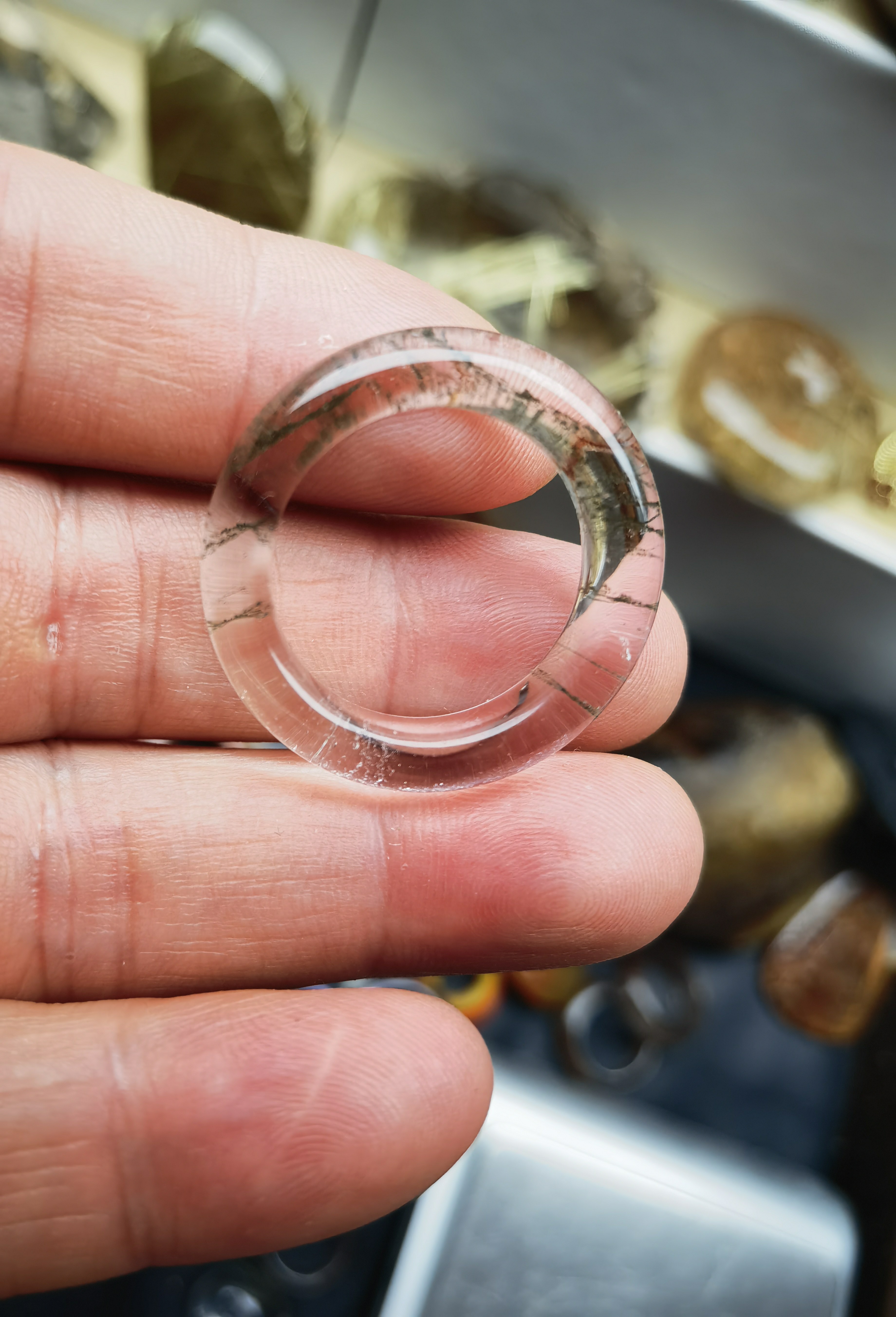天然绿幽灵千层水晶原石雕刻戒指圈口20.6条宽6.6重5.5克