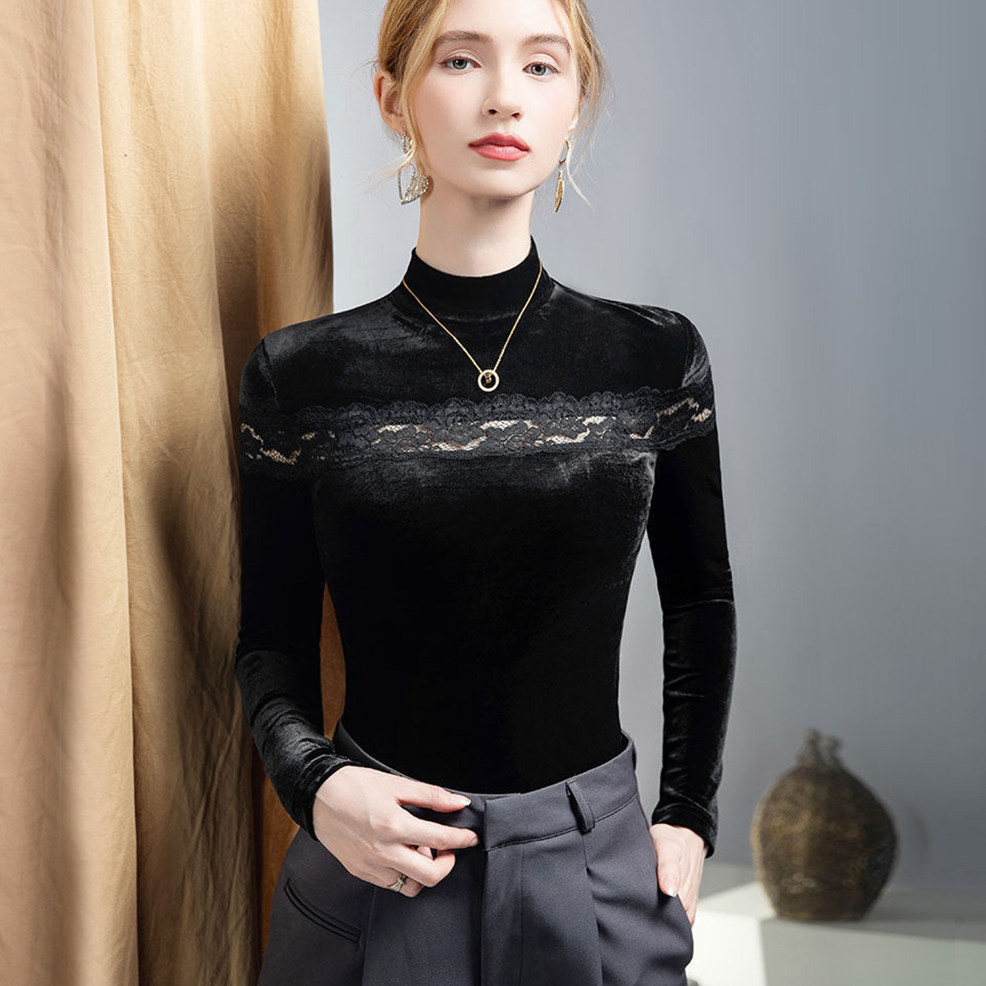 独特别致黑色丝绒上衣高级感女式长袖t恤镂空蕾丝拼接立领打底衫