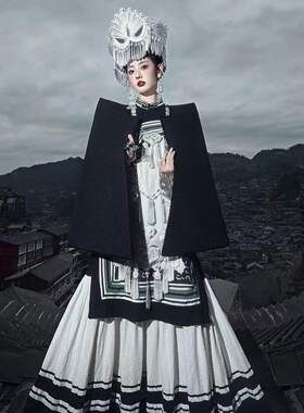 彝族服饰女性云南彝族火炬节四川大凉山旅游照片服装帽子项炼成套