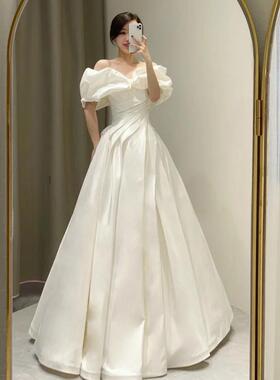 缎面轻婚纱2026新款高端白色一字肩迎宾纱显瘦新娘结婚礼服出门纱