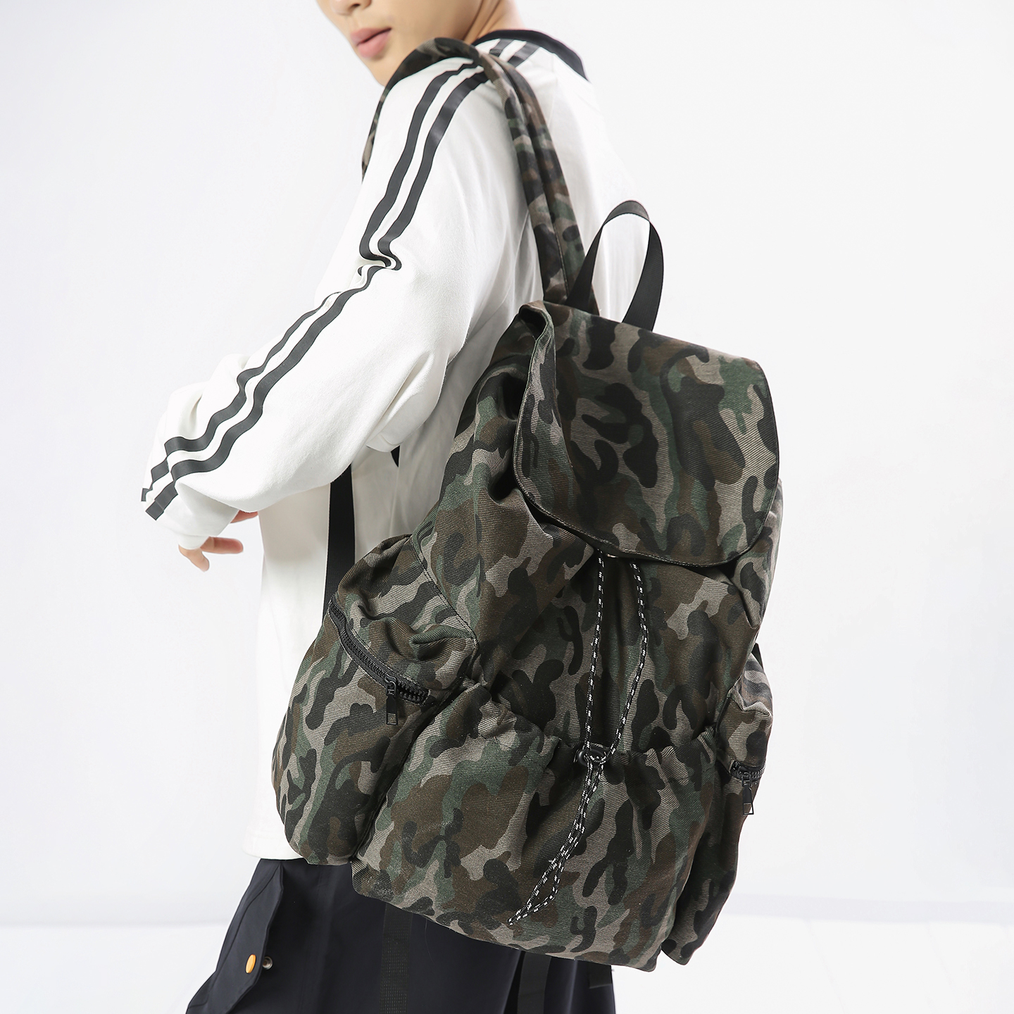 个性迷彩豹纹双肩包男大容量户外旅行背包女轻便登山包大学生书包