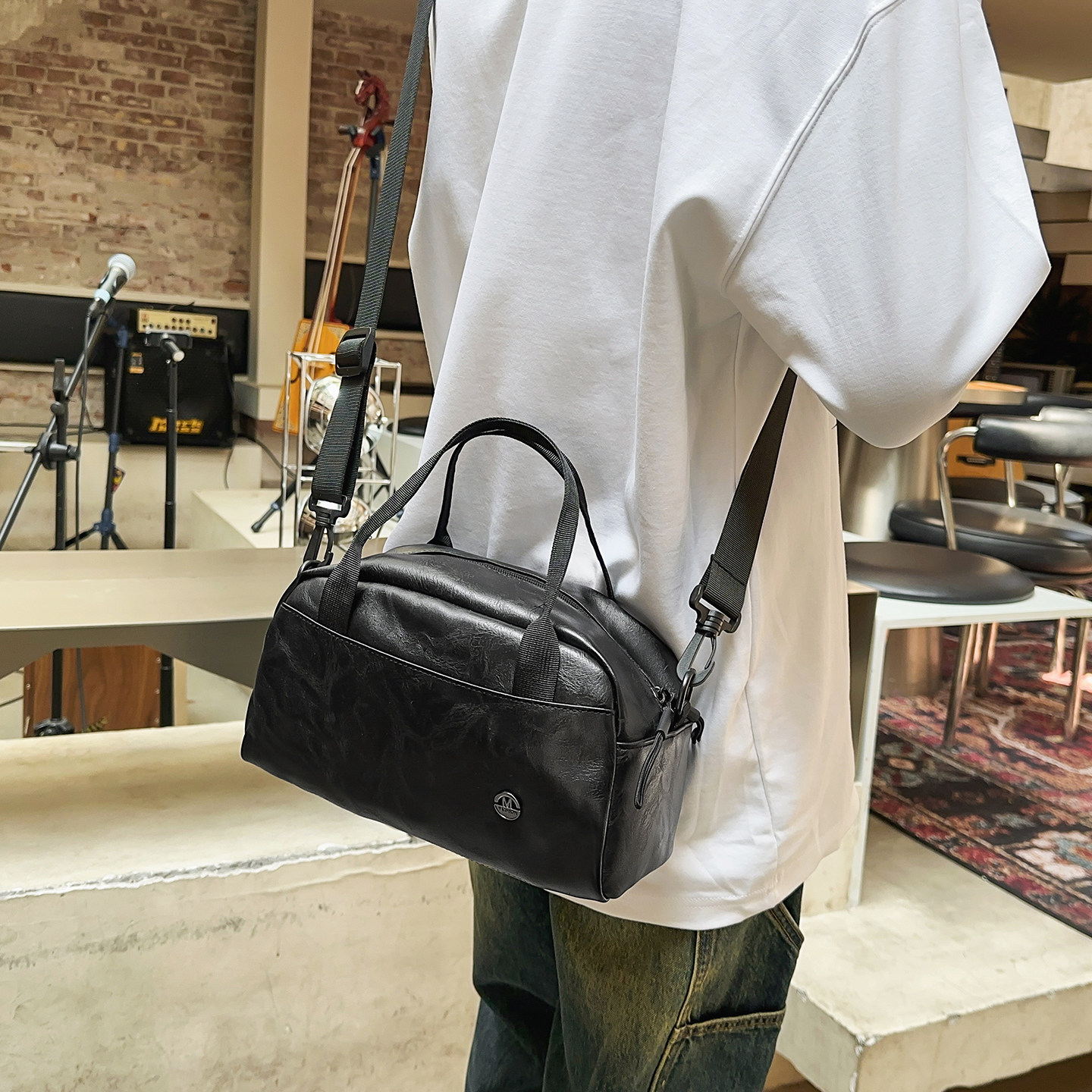 简约风PU皮质出游运动小背包男女通用斜挎包休闲百搭旅行手提小包