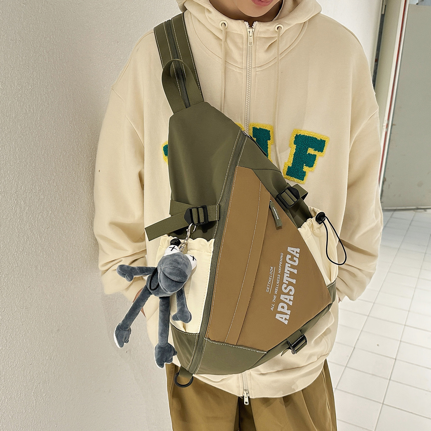 个性机能风双肩包男女通用潮牌多功能斜挎包百搭学生书包骑行背包