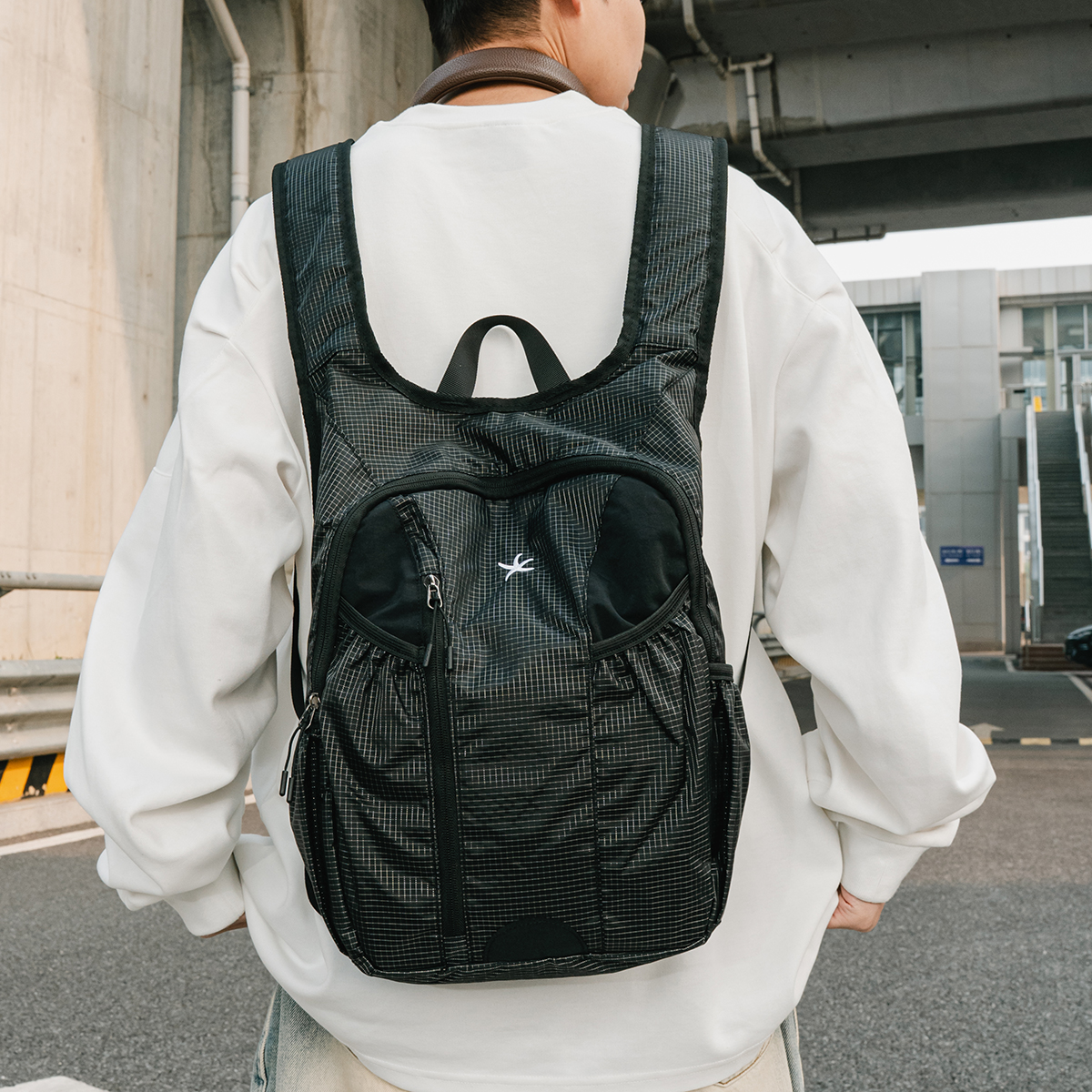 马甲风大容量双肩包男女日常休闲运动背包防水格纹登山包学生书包