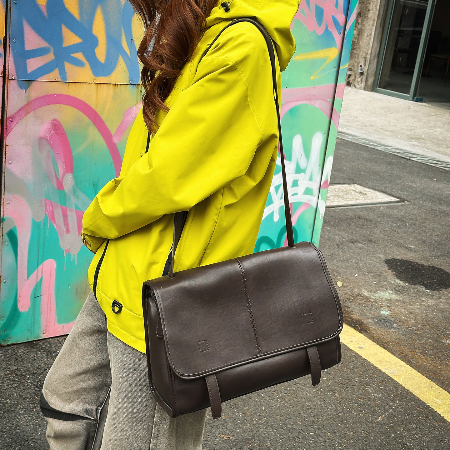 日韩风PU皮邮差包防水单肩包男士复古大容量休闲旅行简约斜挎包女