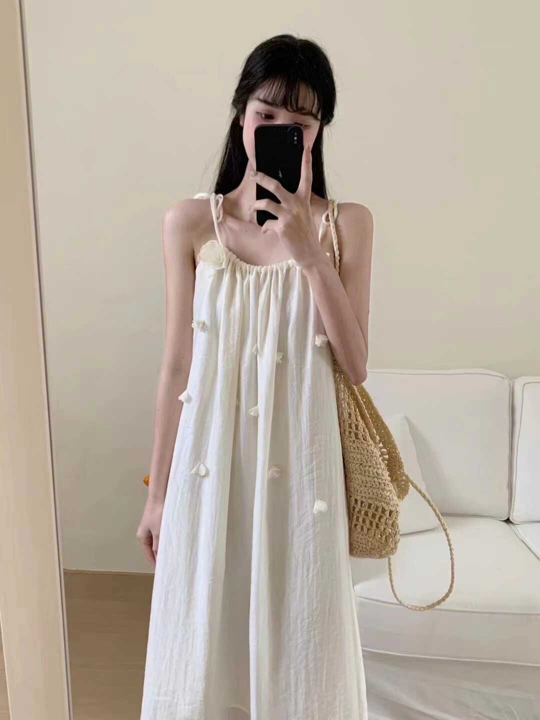法式气质吊带连衣裙仙女2024夏季新款纯欲露背立体花朵抽绳长裙子