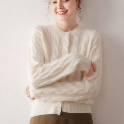 2025秋冬新款女100纯山羊绒麻花扭花重磅洋气珍珠扣宽松开衫外套