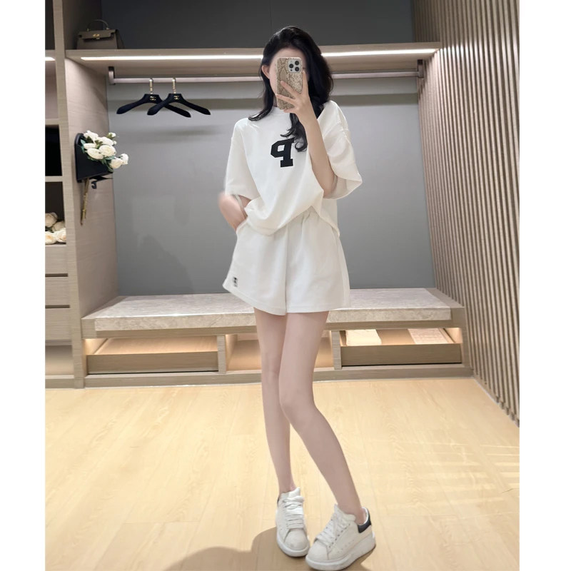 休闲运动白色短袖套装女款夏季2026新款小个子减龄超火短裤两件套
