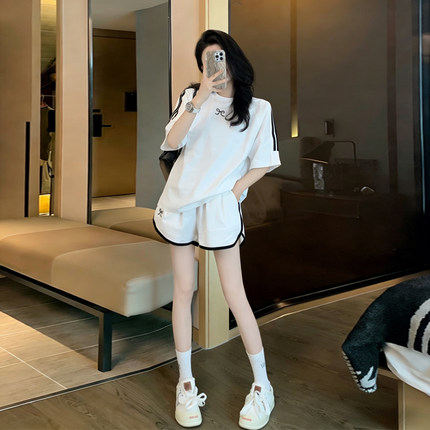 韩系穿搭白色短袖套装女2026夏季新款运动风宽松洋气短裤两件套潮