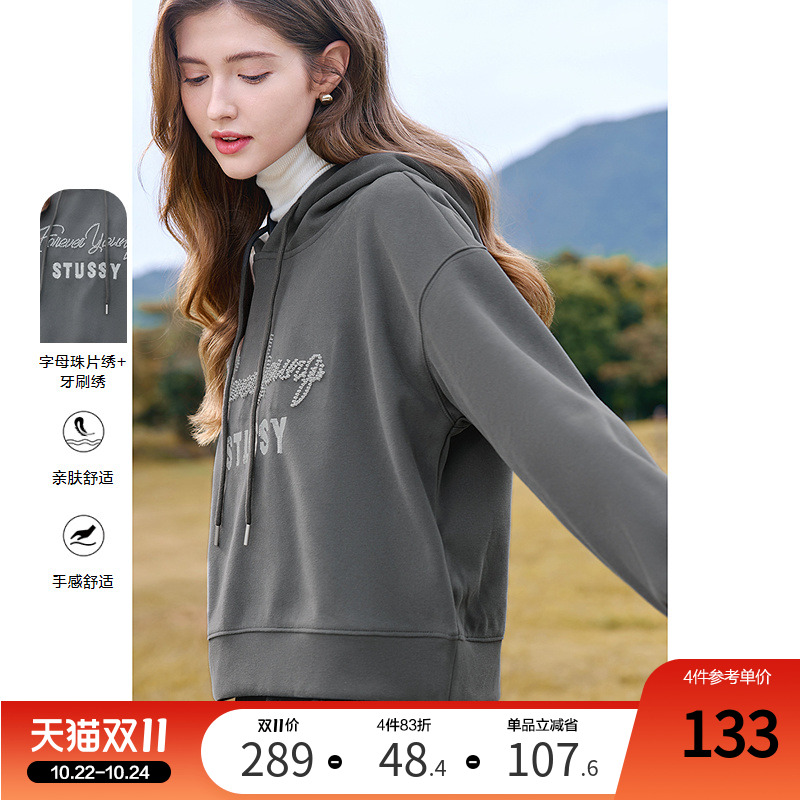 betu百图灰色设计感钉珠字母连帽卫衣女2025年冬季新款短款帽衫