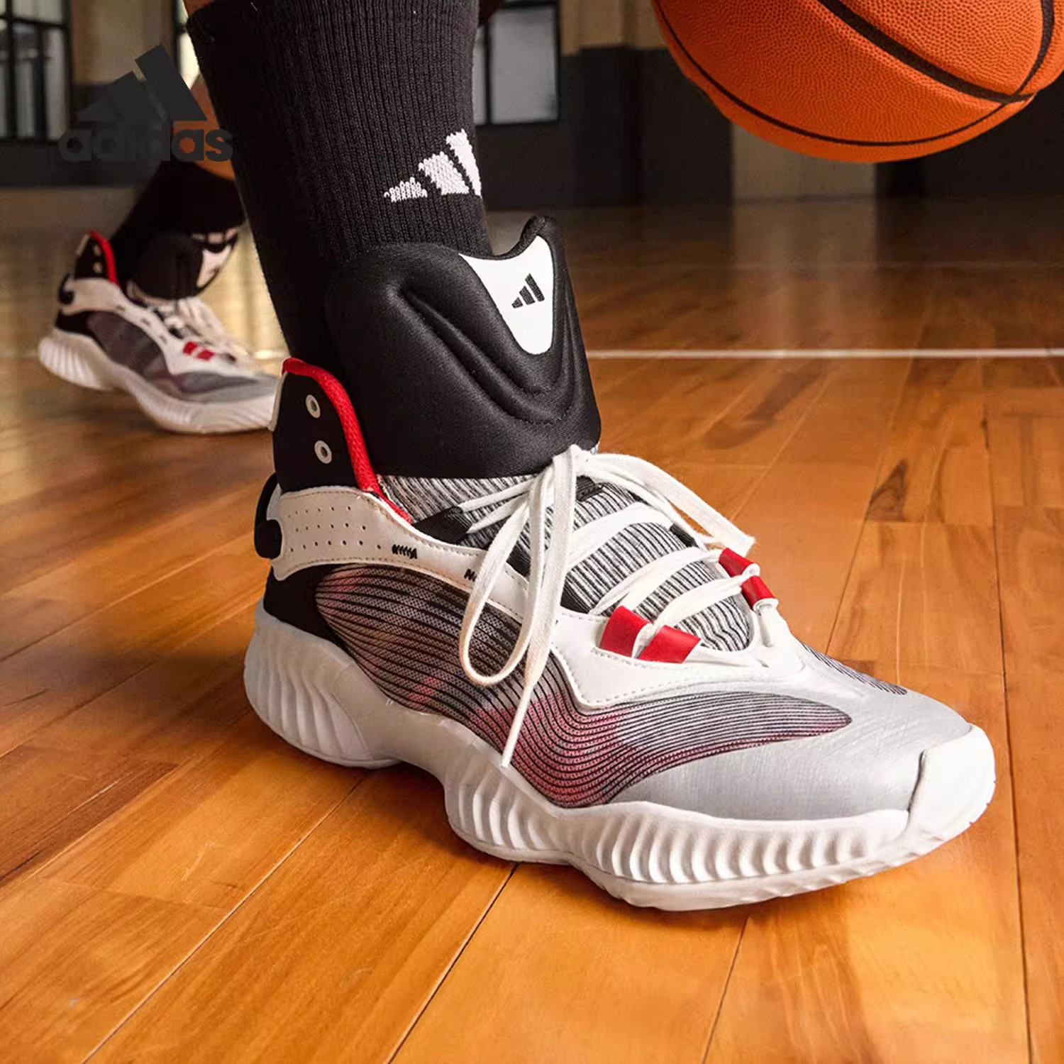 Adidas阿迪达斯正品春夏季2026年流行款男生鞋子运动篮球鞋JH8078