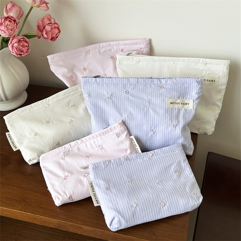 小爱心马克龙色系可爱卡通刺绣化妆包女大容量收纳包洗漱包