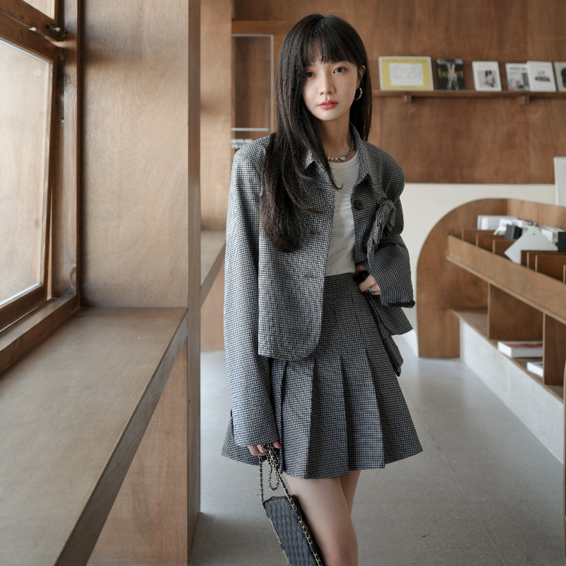 复古格纹百褶裙女2024年秋装新款小众设计感蝴蝶结西服，女装西装，卡莱