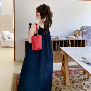 深蓝色牛仔吊带连衣裙女2025夏季新款甜酷风宽松小个子a字长裙潮图片