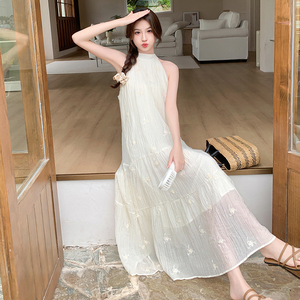 清纯松弛感米白色无袖挂脖连衣裙女夏2025年独特绝美文艺森系长裙图片