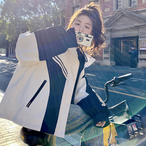 美式连帽短款冲锋衣外套女春秋新款超火好看撞色拼接休闲工装夹克图片
