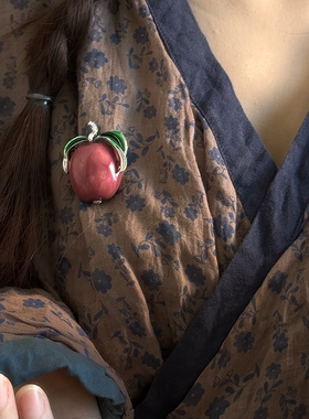 复古苹果胸针女可爱甜美现代简约精致高级感衣服毛衣别针配饰新款