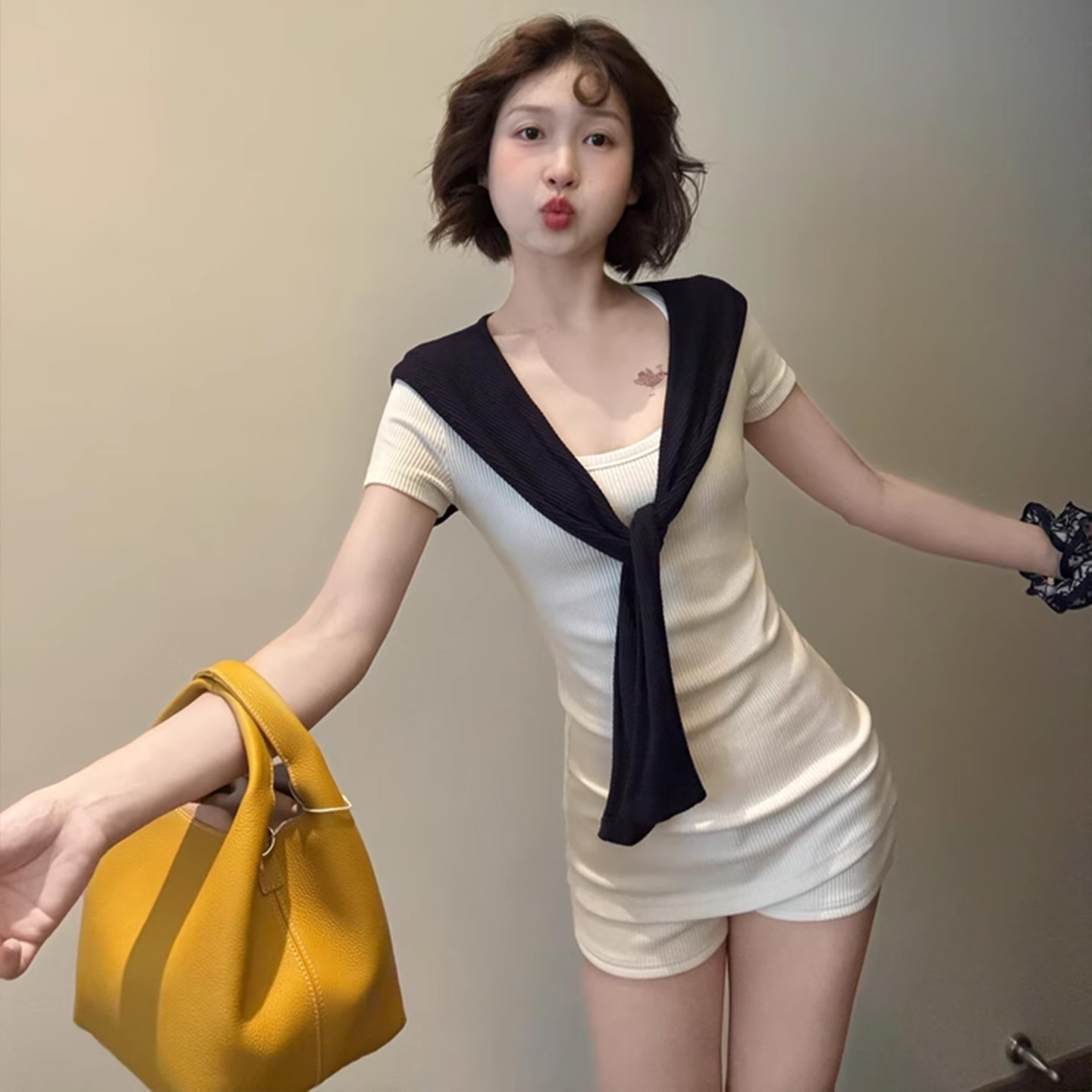 港味气质轻熟风修身t恤短裤套装女夏季高级感短袖女装上衣三件套