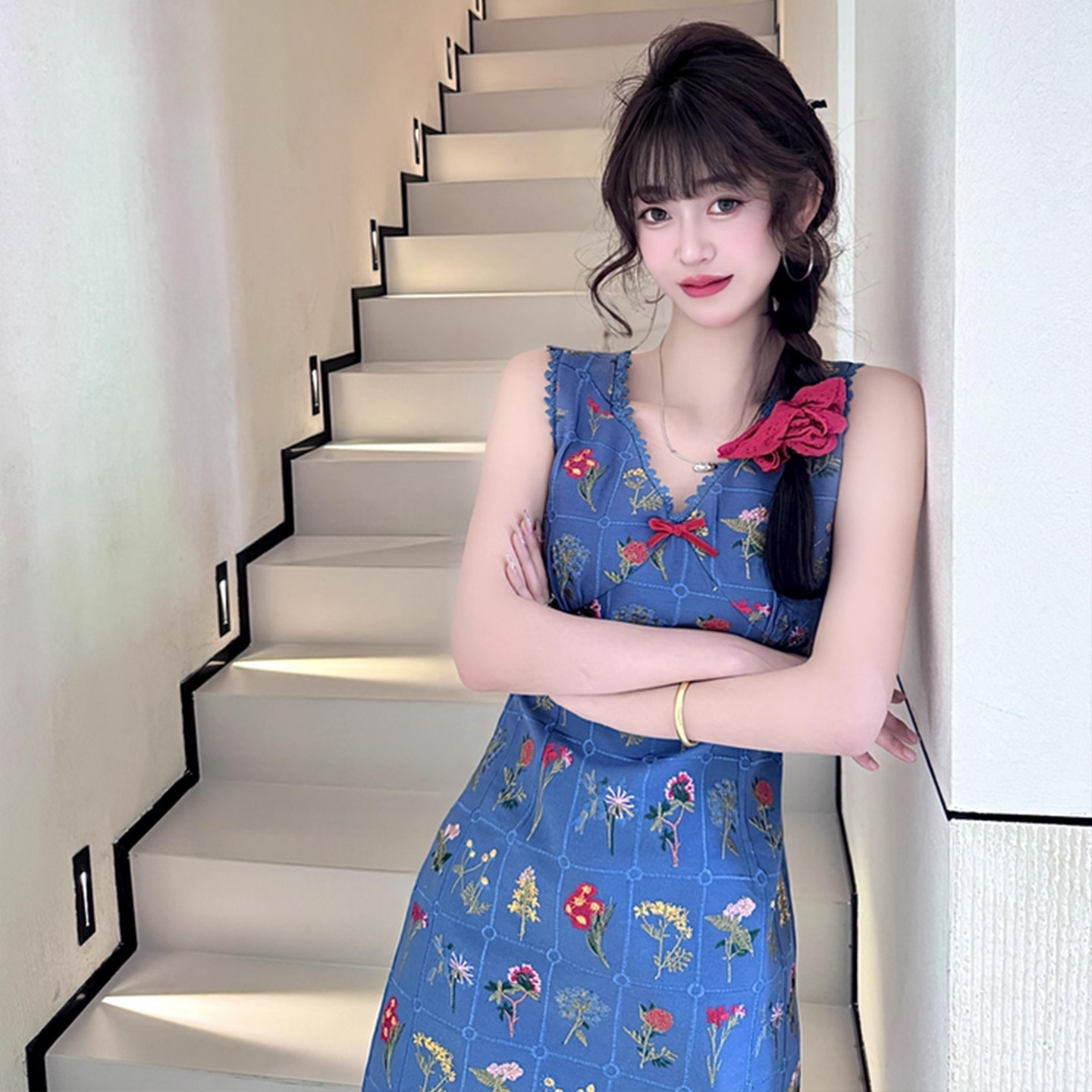V领波浪边花朵刺绣夏无袖背心裙