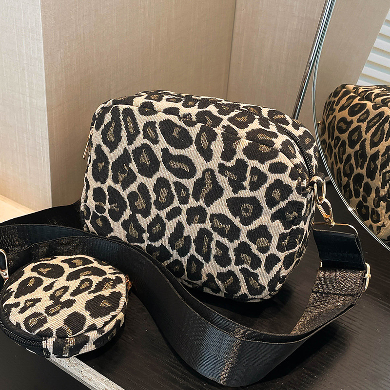 今年流行小众包包女2025复古设计斜挎包女豹纹单肩小方包女