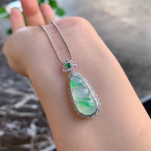 天然缅甸翡翠A货冰飘绿色福豆吊坠18K金镶嵌福豆冰种飘阳绿平安豆