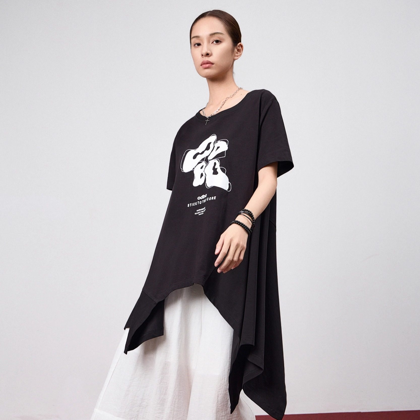 odbo/欧迪比欧 印花短袖t恤女士正肩半袖打底衫不规则设计感上衣