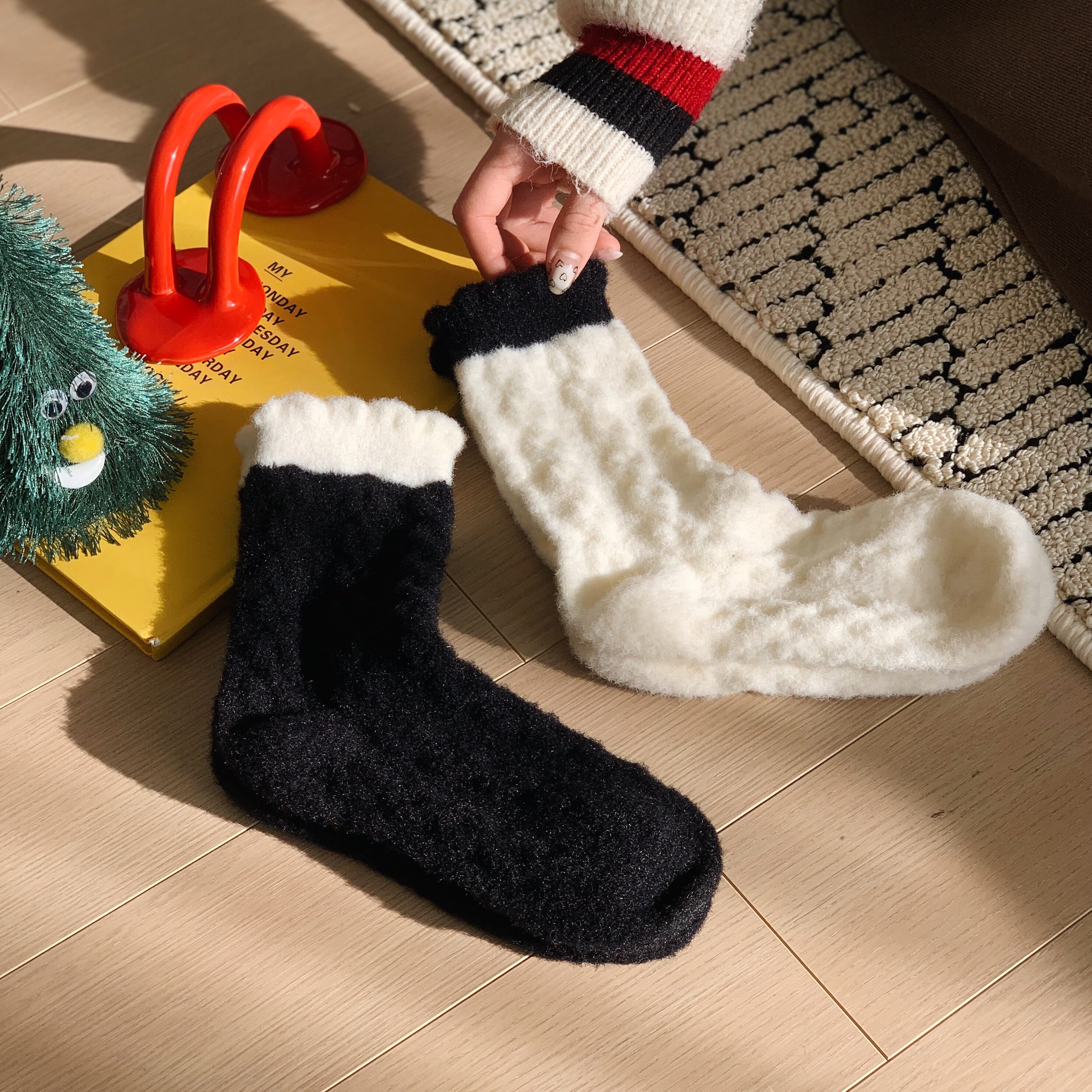 ins个性新款女冬季保暖拼色地板袜学生少女心麻花毛绒时尚堆堆袜