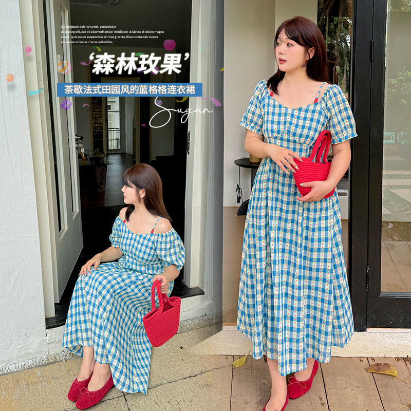 2025夏新款大码女装胖MM甜美可爱蓝色格子连衣裙一字肩方领中长裙