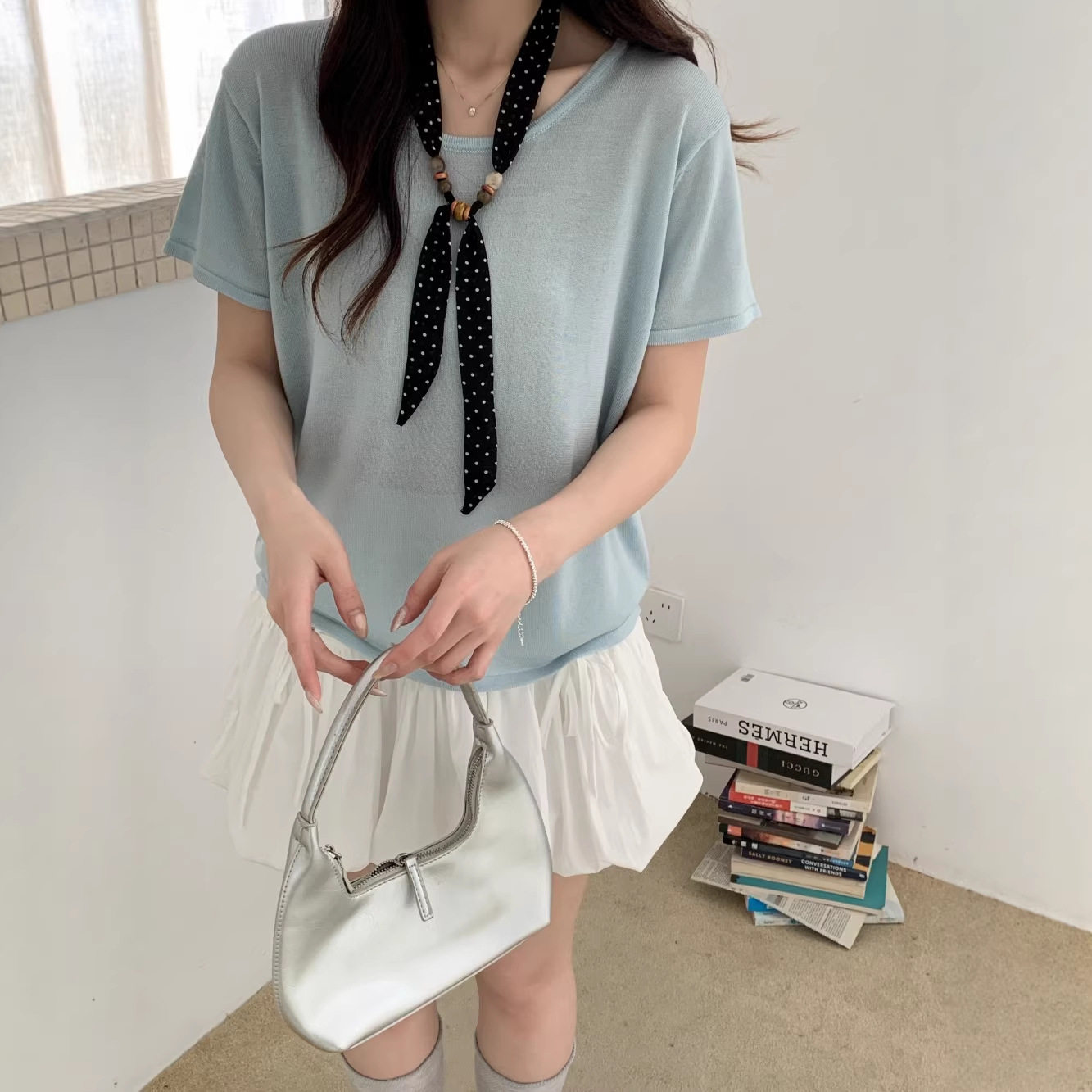 夏季冰丝针织短袖女浅蓝色宽松显瘦T恤 薄款圆领百搭打底衫+丝巾