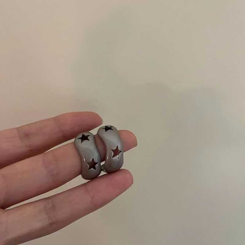 独特炭灰色镂空五角星圆圈耳钉
