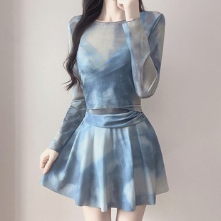 2026新款泳衣女连体裙式两件套长袖罩衫防晒扎染高级感温泉游泳装