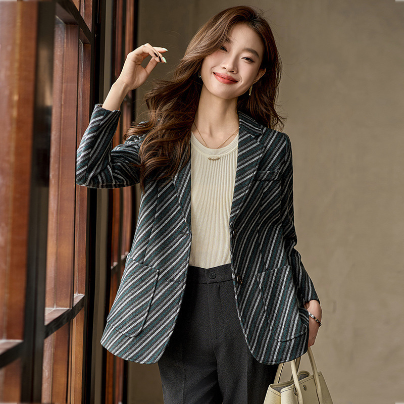 2024新款秋装高端今年流行小西服休闲宽松女装上衣条纹西装外套女