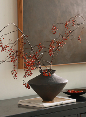 形上黑色陶瓷花瓶摆件原创客厅居家水培侘寂风民宿桌面花器装饰