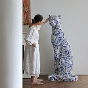 客厅玄关装 落地青花瓷豹子雕塑摆件设计师款 饰品摆件 豹富 形上