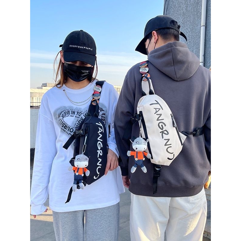 男士时尚潮牌斜挎包男款休闲运动大容量高级感单肩包女生日系胸包