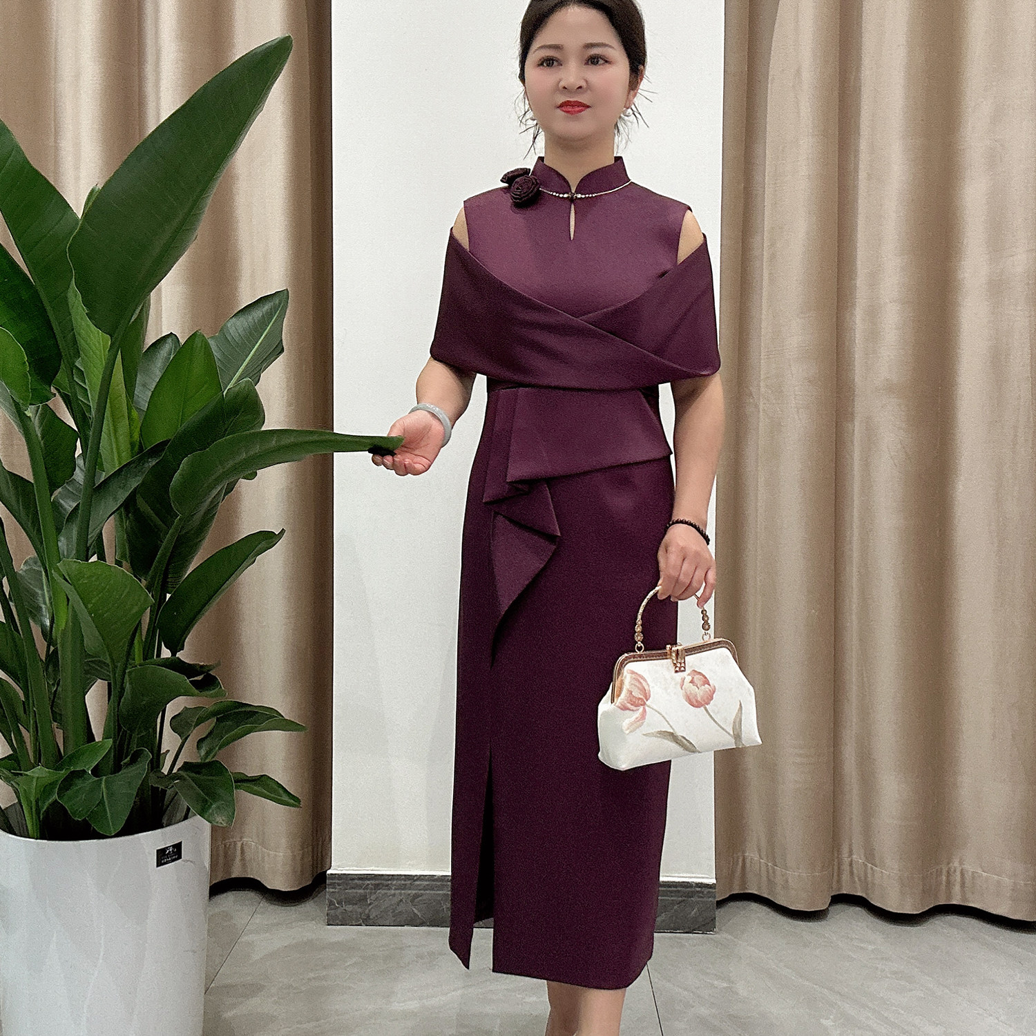 专柜2026春夏年轻妈妈喜婆婆高端礼服旗袍结婚宴会露肩连衣裙洋气