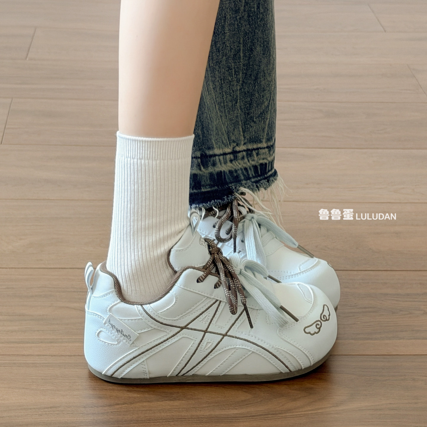 鲁鲁蛋 早秋新款厚底板鞋女款2026超火小白鞋百搭学生德训面包鞋