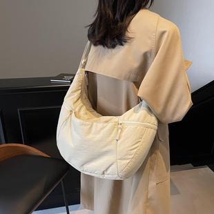 2025新款 百搭单肩斜挎包女简约纯色大容量休闲通勤包男饺子包 时尚