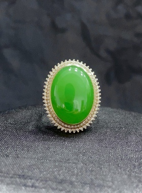 和田碧玉苹果绿蛋面戒指18k金镶嵌款式精致时尚