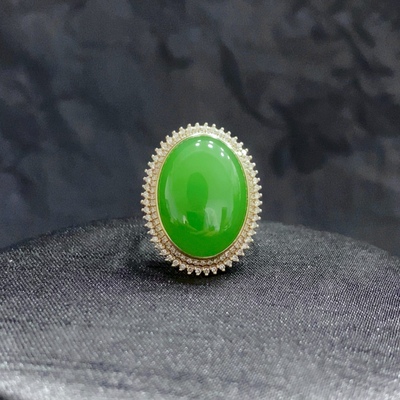 和田碧玉苹果绿蛋面戒指18k金镶嵌款式精致时尚